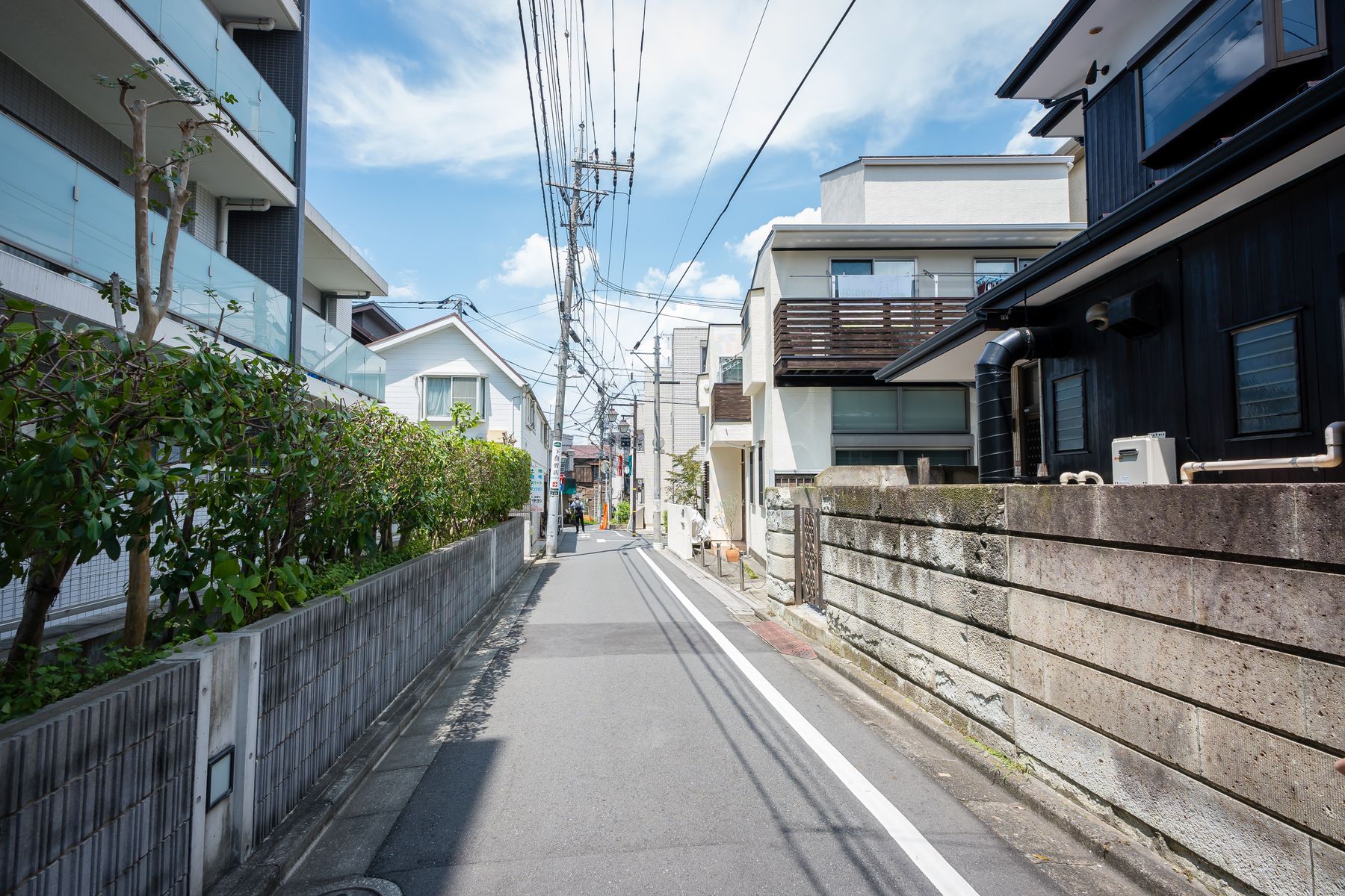 現地で確認する住宅街の道路と周辺環境